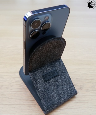 mophie portable stand with MagSafe