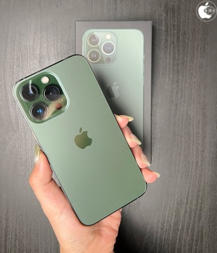 iPhone 13 Pro：アルパイングリーン