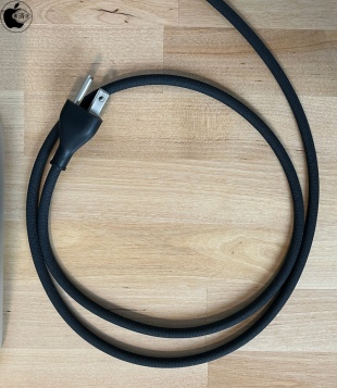 Apple Studio Display:電源ケーブル