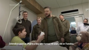 Zelenskyy visits Mariupol children in hospital