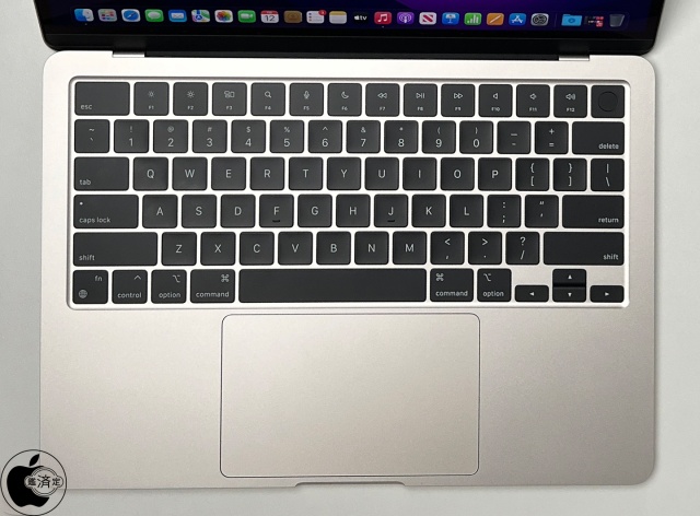 MacBook Air (M2, 2022):キーボードとトラックパッド