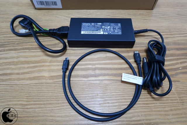 Chicony Electronics製A18-135P1BとThunderbolt 4ケーブル