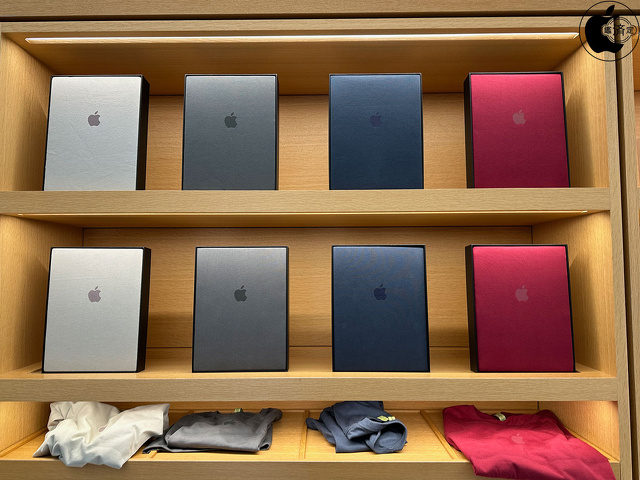 Apple Infinite Loop Store:Appleロゴ入りTonal Tシャツ