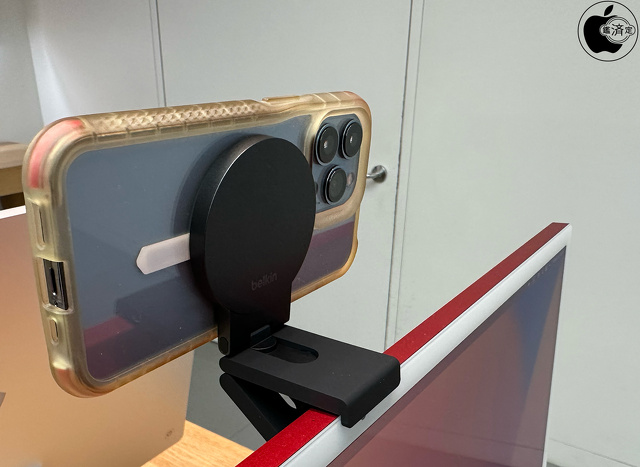 Belkin iPhone Mount with MagSafe for Mac desktops and displays