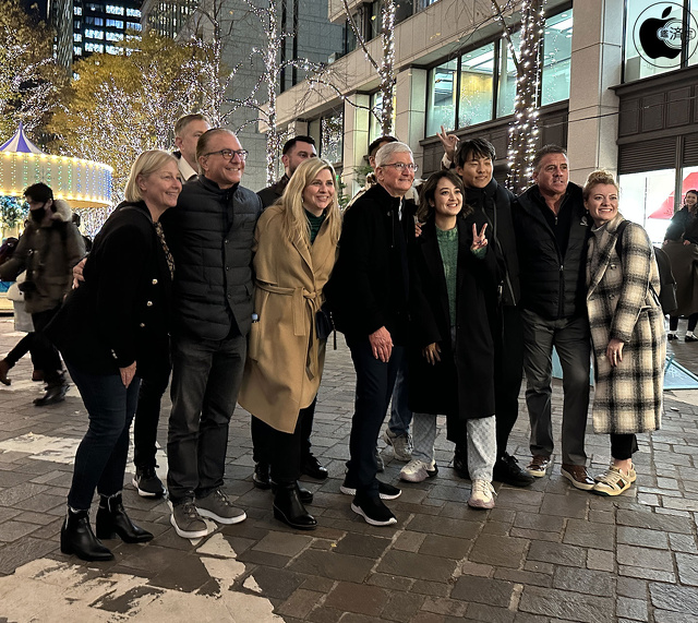 Tim Cook CEOと記念撮影