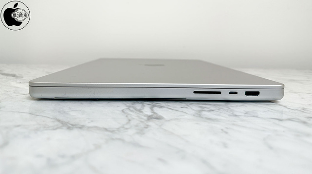 MacBook Pro (16-inch, 2023)：右ポート