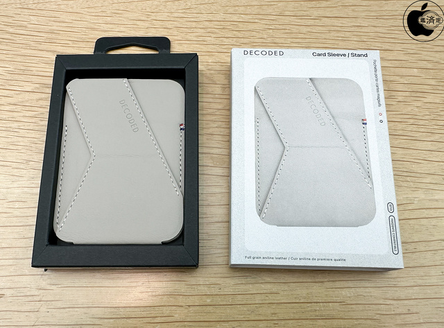 Decoded Leather Card Sleeve Stand