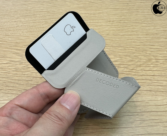 Decoded Leather Card Sleeve Stand