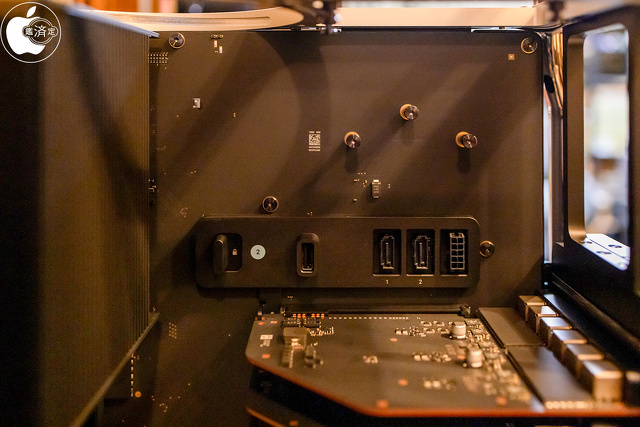 Mac Pro (2023)：補助電源