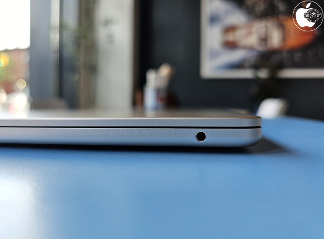 MacBook Air (15-inch, M2, 2023)の右ポート