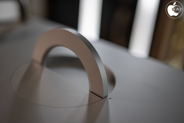 Mac Pro (2023)：上部ラッチ