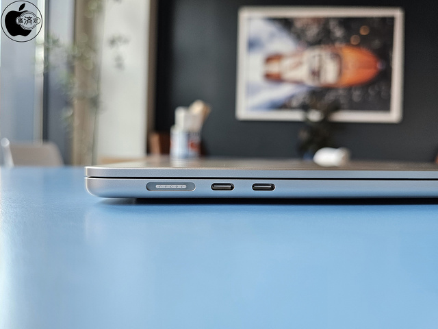 MacBook Air (15-inch, M2, 2023)の左ポート