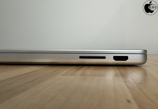 MacBook Pro (14-inch, M3, Nov 2023)：右側面ポート