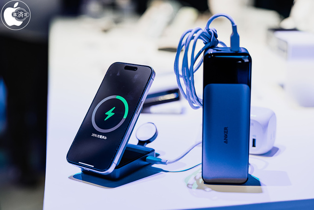Anker MagGo Wireless Charging Station (15W, Foldable 3-in-1)