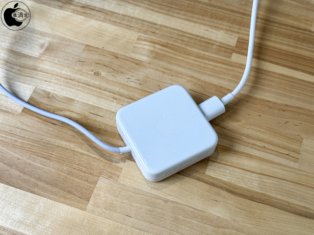 iMac (24-inch, 2023, Four ports)：電源アダプタ