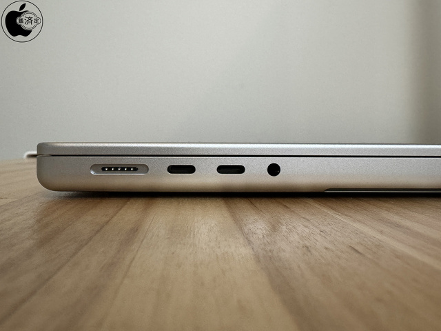MacBook Pro (14-inch, M3, Nov 2023)：左側面ポート