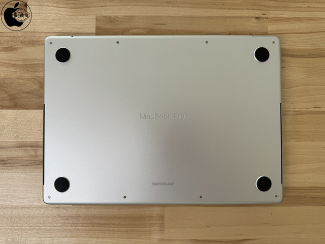 MacBook Pro (14-inch, M3, Nov 2023)：底面