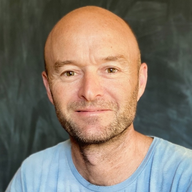 Peter Russell-Clarke氏