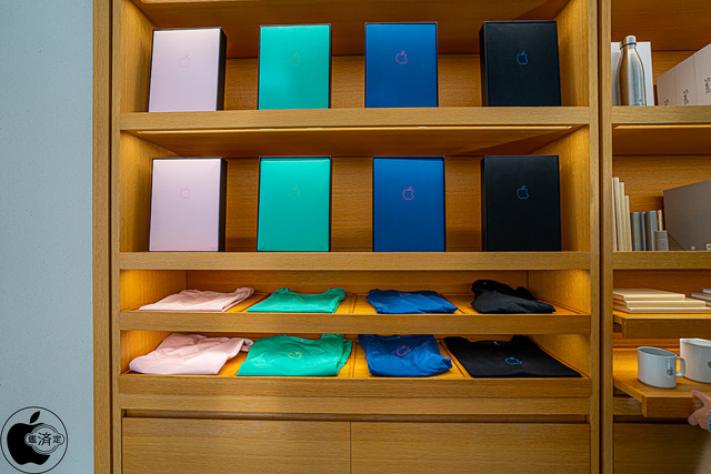 Apple Infinite Loop Store:Appleロゴ入りTonal Tシャツ
