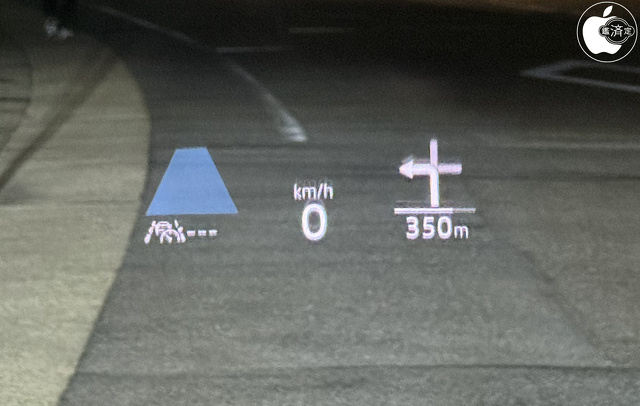 ヘッドアップディスプレイ：CarPlayのターンバイターン