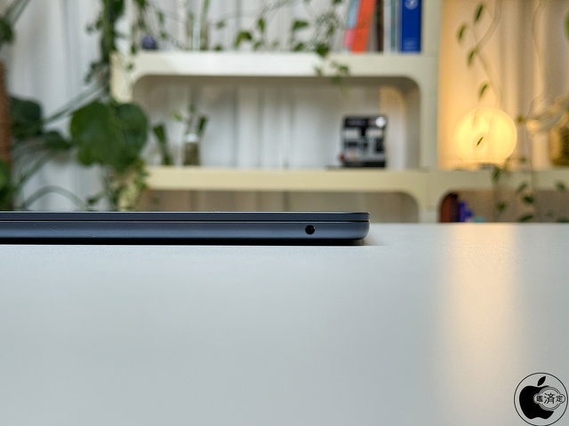 MacBook Air (13-inch, M3, 2024)の右ポート