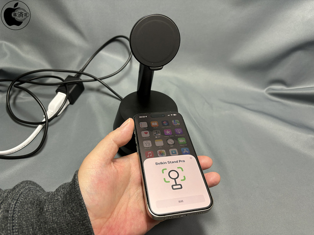 Belkin Auto-Tracking Stand Pro with DockKit：NFCペアリング