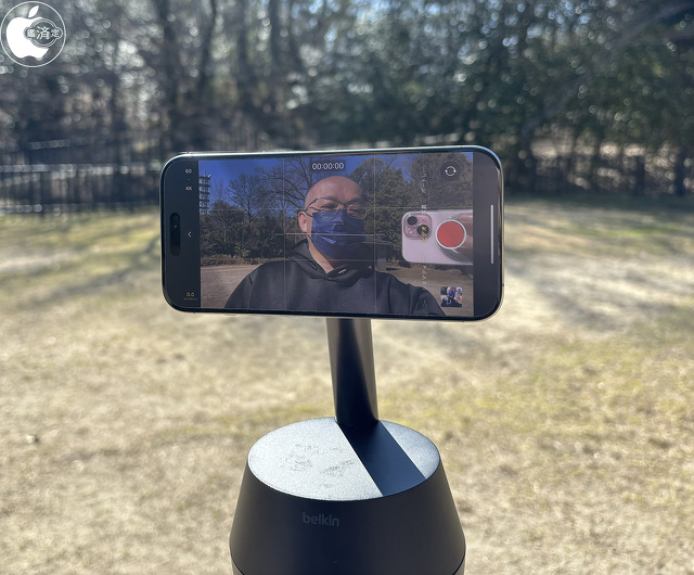 Belkin Auto-Tracking Stand Pro with DockKit：iPhone 15 Pro