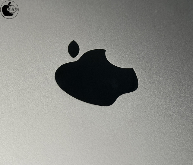 iPad Pro 13-inch (M4)：Appleロゴ