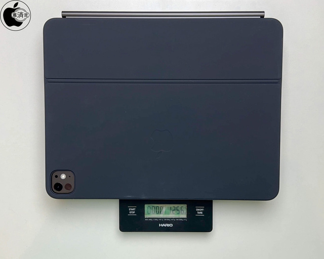 iPad Pro 13-inch (M4)と13インチiPad Pro（M4）用Magic Keyboardを合わせた重さ