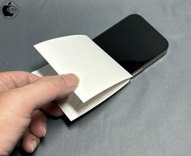 iPhone 16 Proのディスプレイを全面貼り型ダストリムーバーで掃除