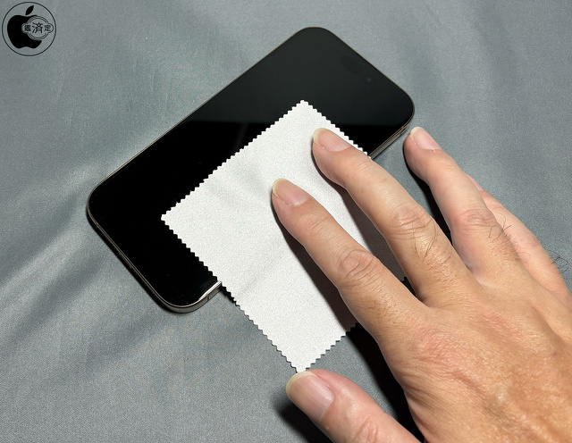 iPhone 16 Proのディスプレイをクリーナークロスで掃除