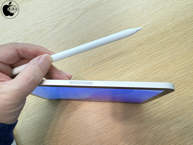 iPad mini（A17 Pro）：磁気コネクタ