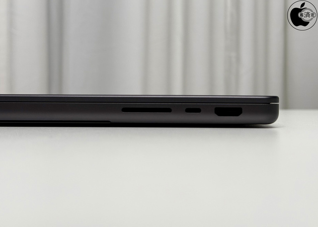 MacBook Pro (14-inch, M4, 2024)/M4：右側面ポート