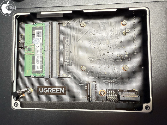 UGREEN NASync DXP6800 Pro拡張スロット