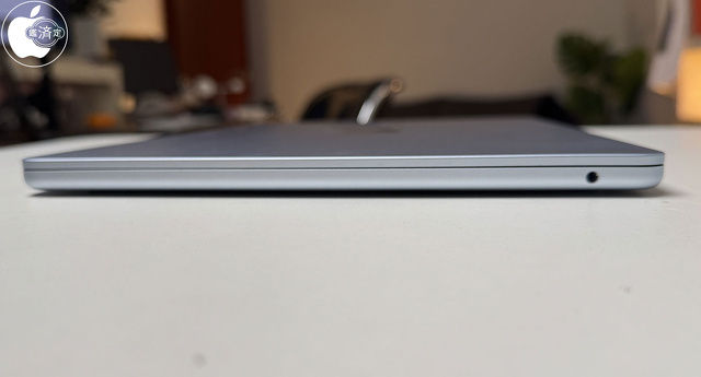 MacBook Air (13-inch, 4, 2025)の右ポート