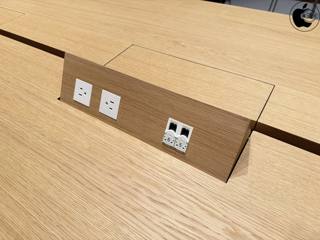 Apple 梅田:ハイフリーテーブル