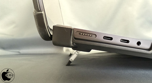 MacBook Pro（14-inch）用キックスタンド付き耐衝撃ケース