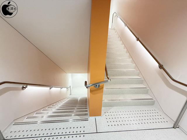 Apple 銀座の階段