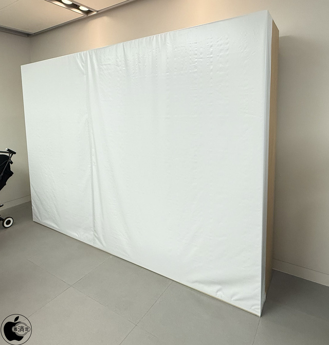 Apple名古屋栄：1F奥のアクセサリー棚