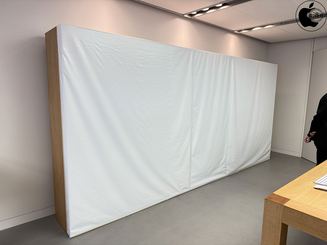Apple名古屋栄：1F奥のアクセサリー棚