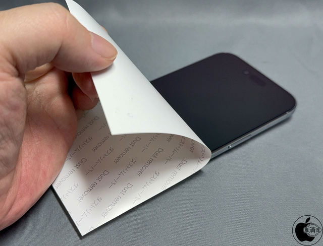 iPhone Airのディスプレイを全面貼り型ダストリムーバーで掃除