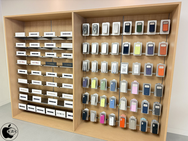 Apple名古屋栄：1F奥のアクセサリー棚