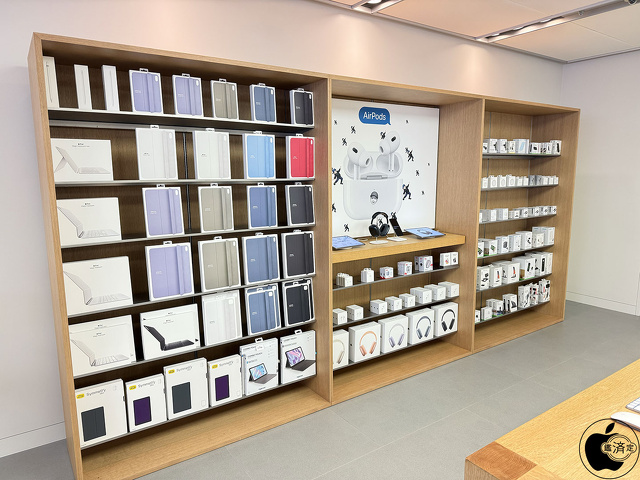 Apple名古屋栄：1F奥のアクセサリー棚