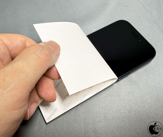 iPhone 17 Proのディスプレイを全面貼り型ダストリムーバーで掃除