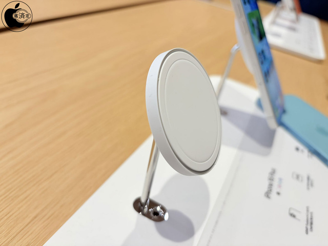 Apple 銀座のiPhone MagSafe ライザー充電器