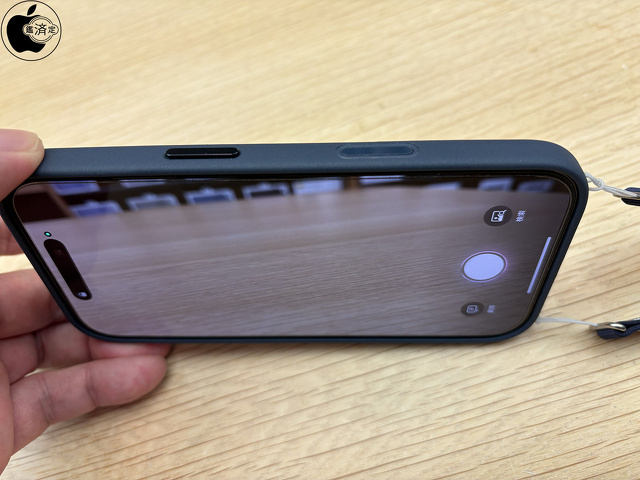 MagSafe対応iPhone 17 ProテックウーブンケースにiPhone 16 Proを装着した状態でカメラコントロール利用