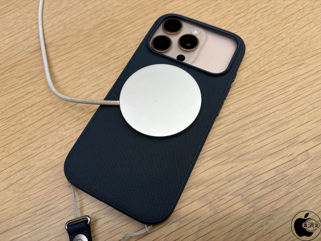 MagSafe対応iPhone 17 ProテックウーブンケースにiPhone 16 Proを装着した状態でMagSafe充電