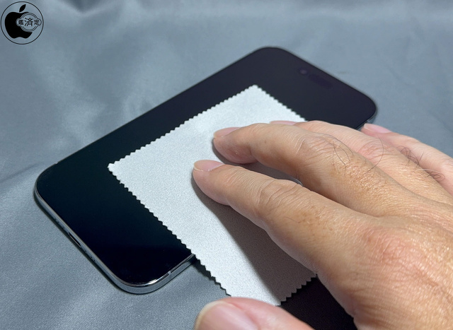 iPhone 17 Proのディスプレイをクリーナークロスで掃除