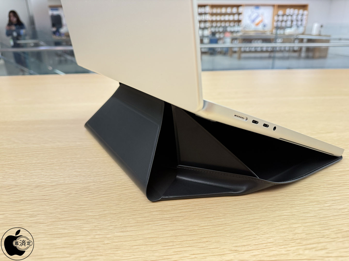 Apple Store、MOFTの多機能キャリーケースを販売開始