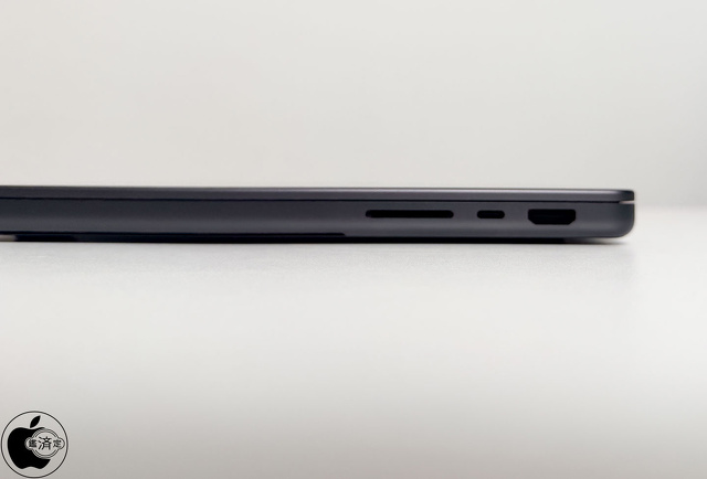 MacBook Pro (14-inch, M5)/M5：右側面ポート